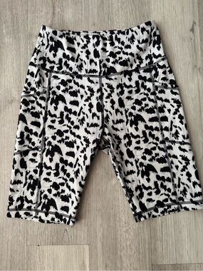 A Core Black And White Leopard Animal Active Wear Bike Shorts Side Pockets Small
